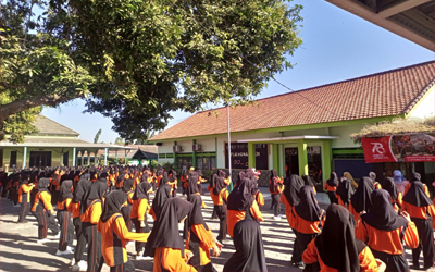 SENAM JUMAT PAGI WUJUDKAN PEMBIASAAN HIDUP SEHAT SISWA SMP NEGERI 1 PLOSOKLATEN
